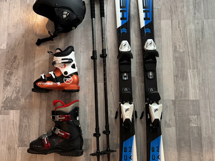 Skidor, pjäxor, stavar och hjälm barn