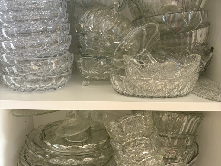 Skålar, tallrikar och uppläggningsfat i glas