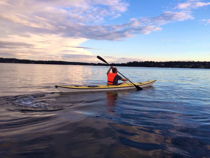 1-mans kajak i österskär vid början på långhundraleden och skärgården