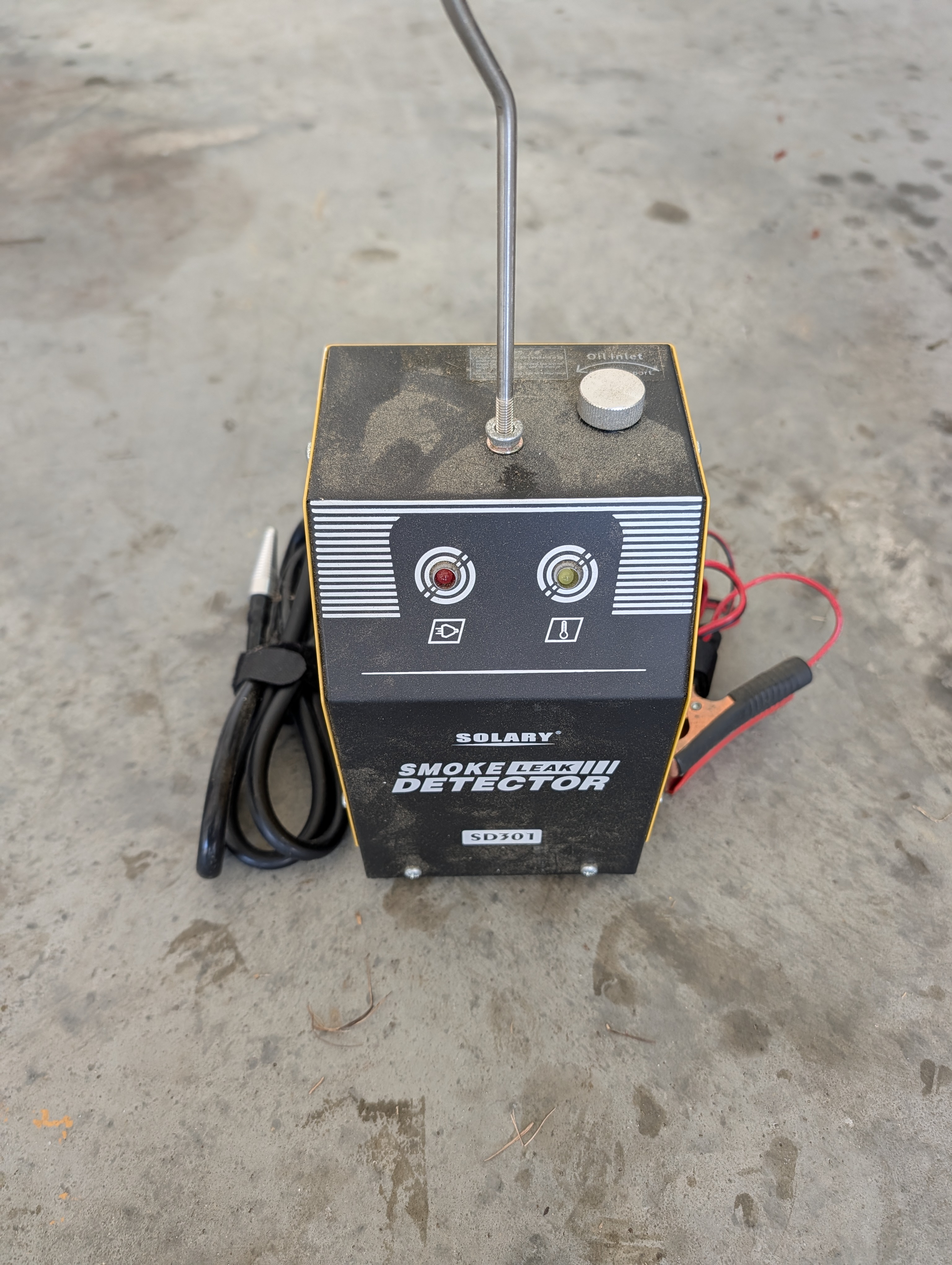 Smoke leak detector, smoker, vacuum leak finder