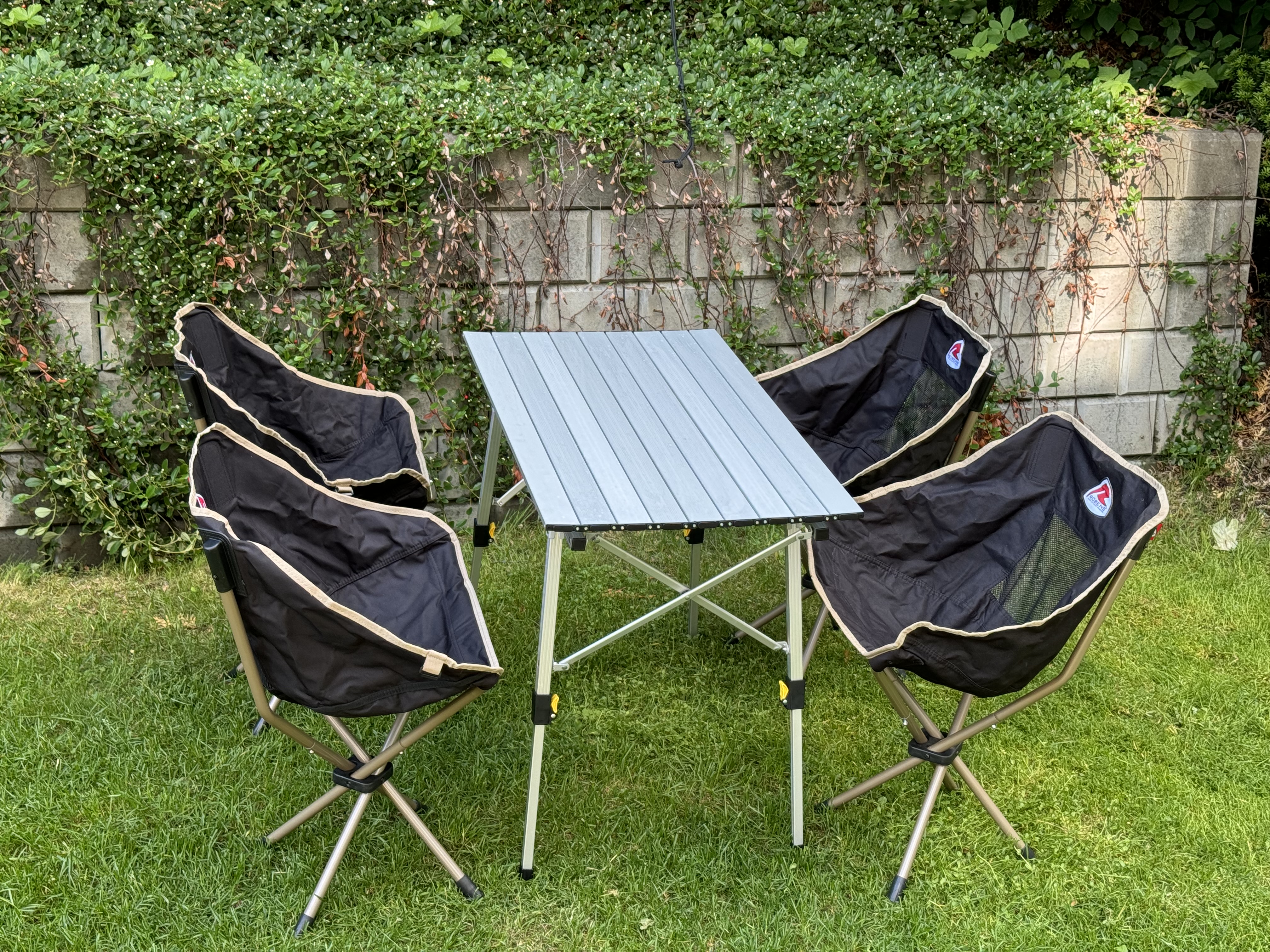 Outwell campingbord og fire robens stoler