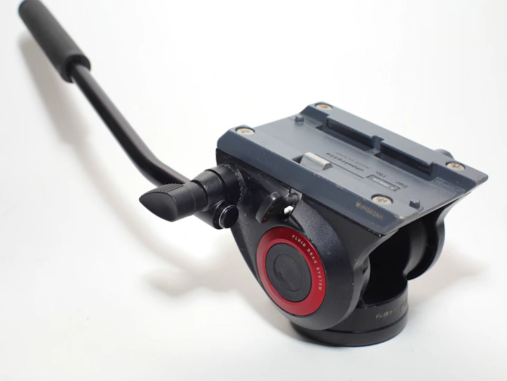 Tripod head with sliding plate