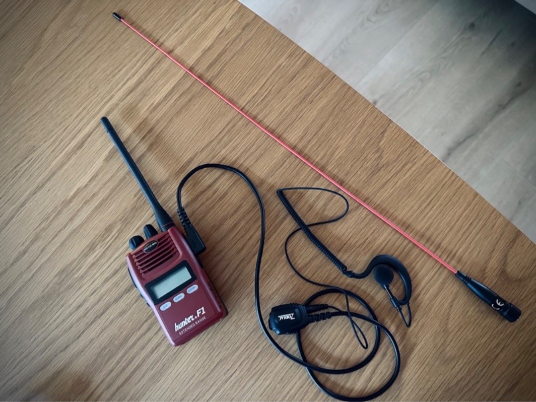 Hunter f1 med ørepropp og lang antenne