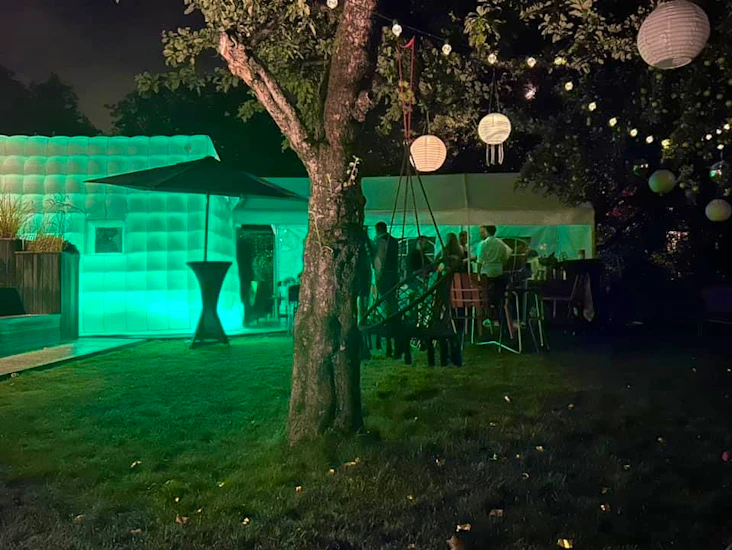 Uppblåsbart partytält med ledbelysning