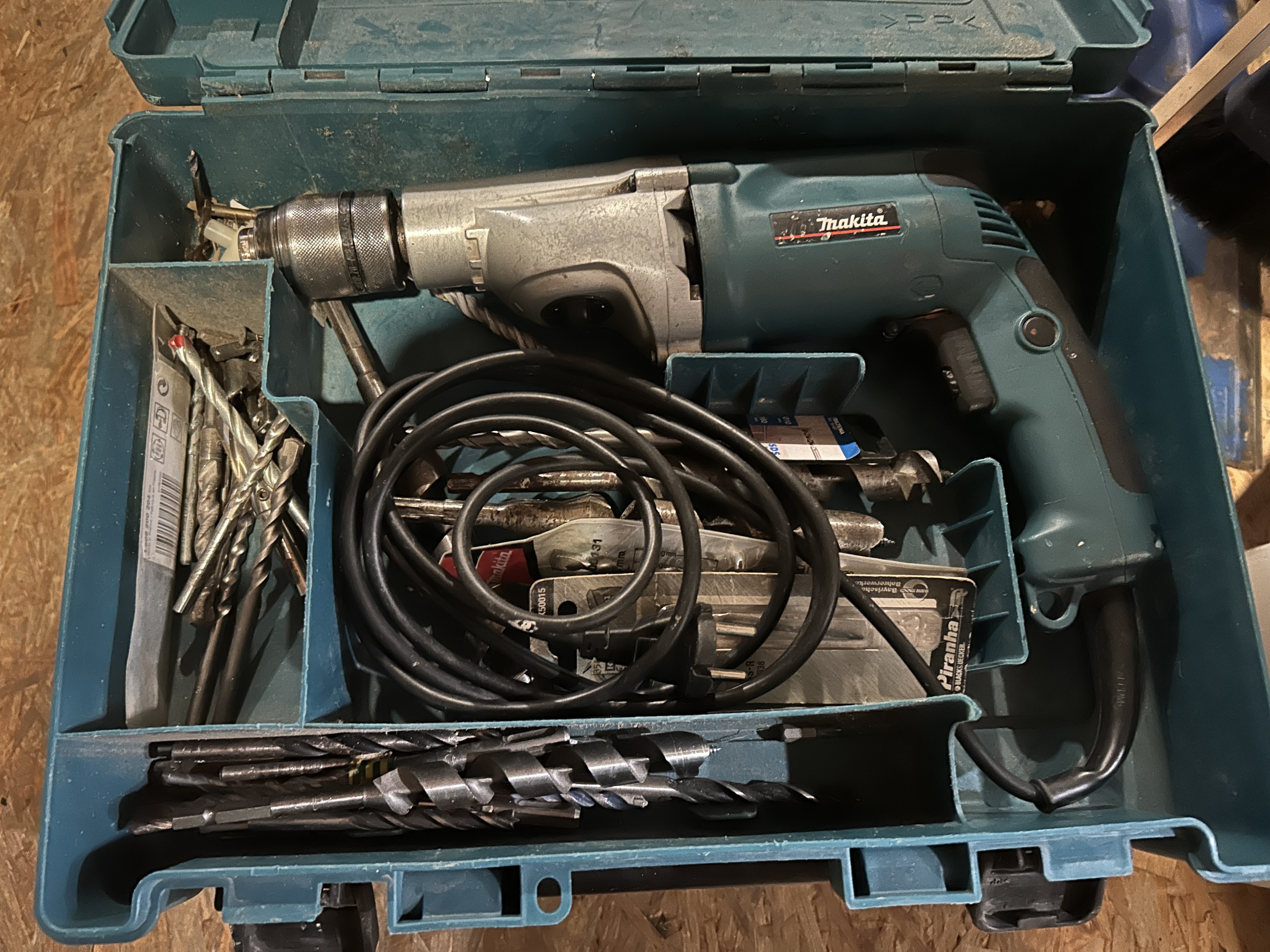 Iskuporakone ja teriä