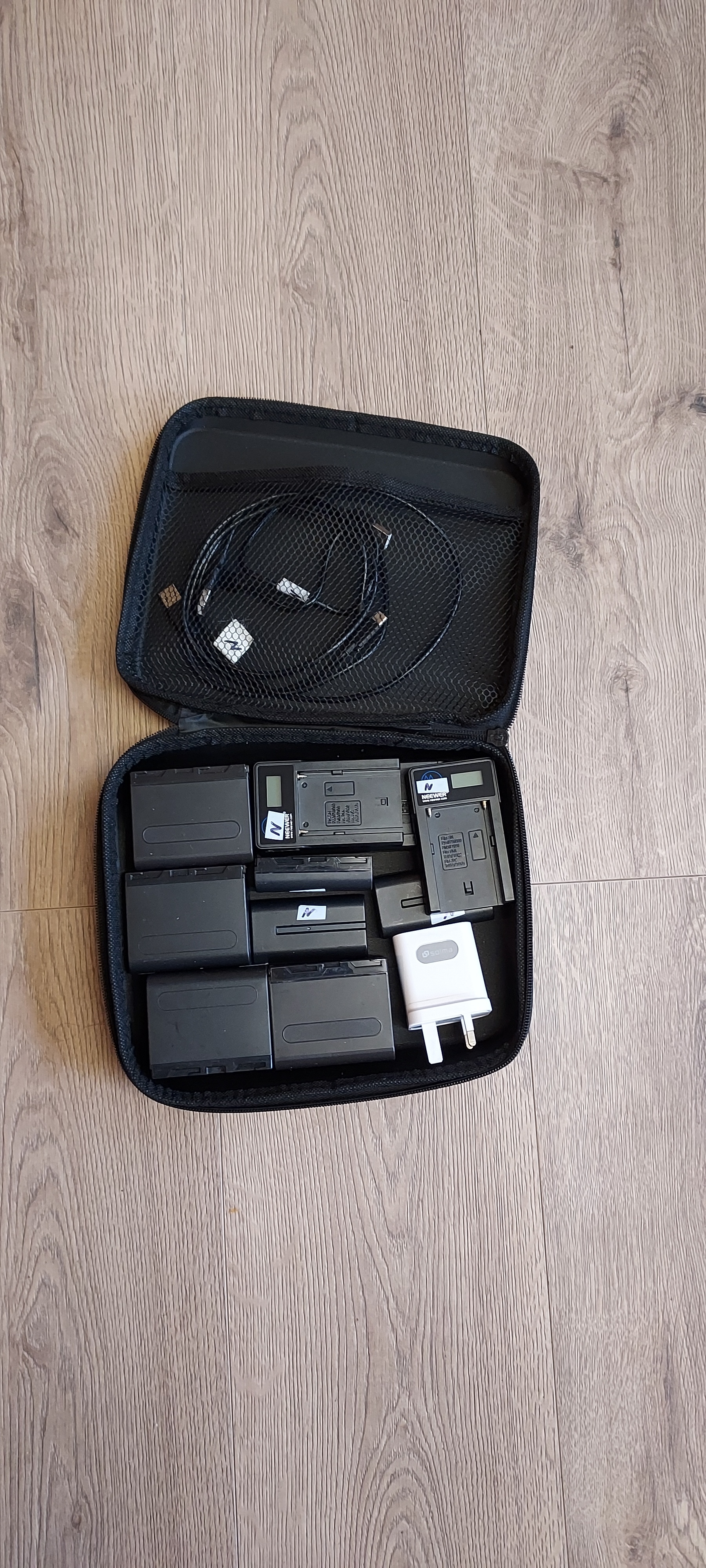 7 sony np-f970 / np-f550 batteries + chargers