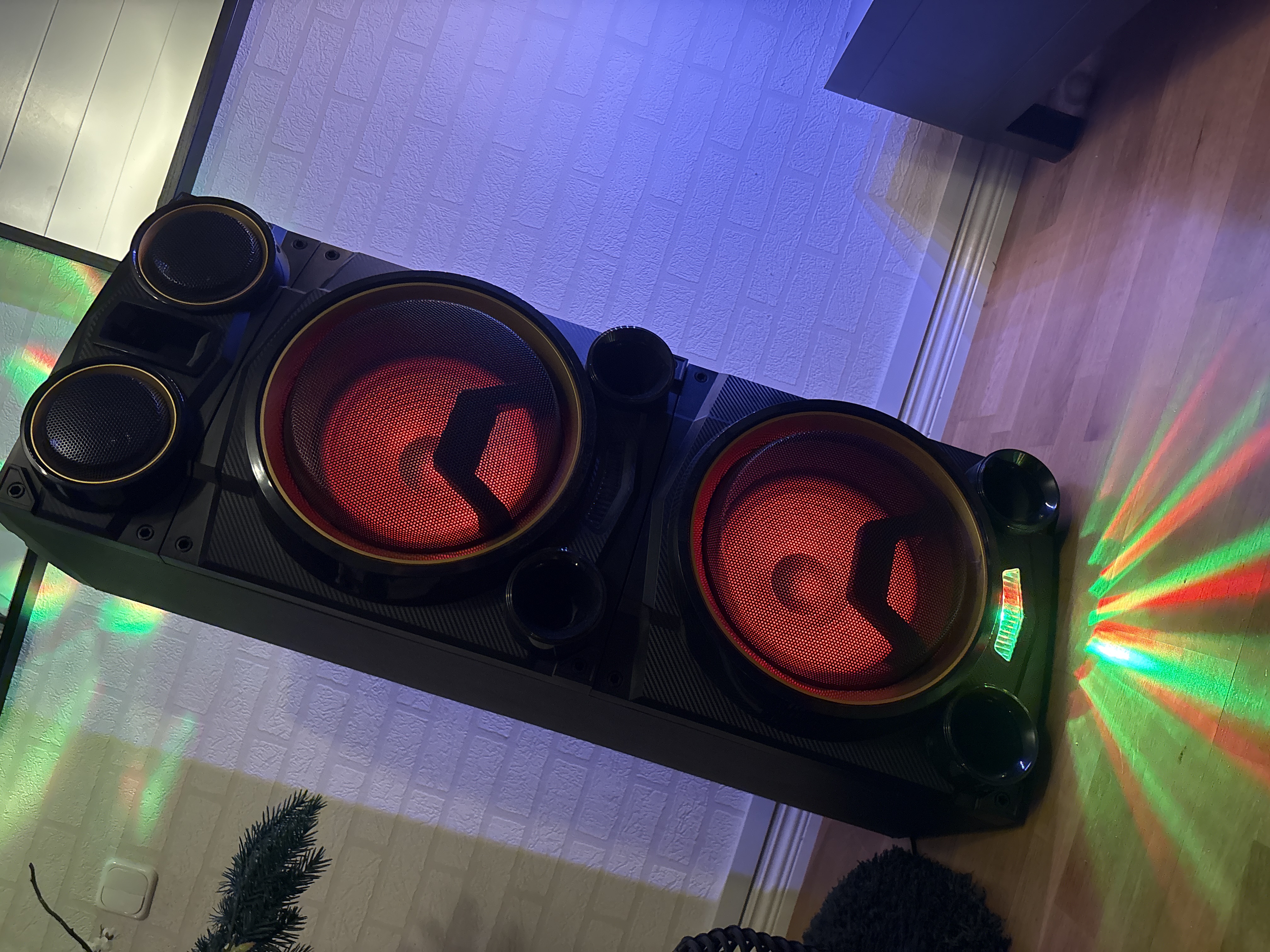 Kraftfull partyhögtalare med otrolig bass 