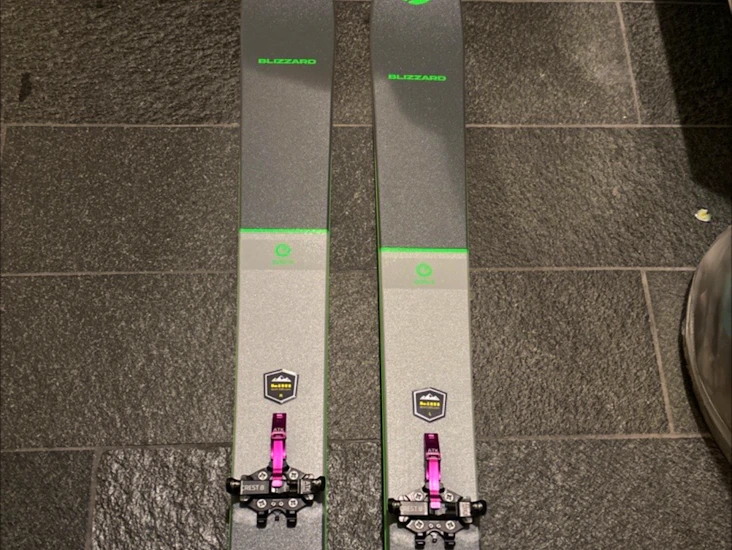 Topptursskidor 157cm med atk och hudar