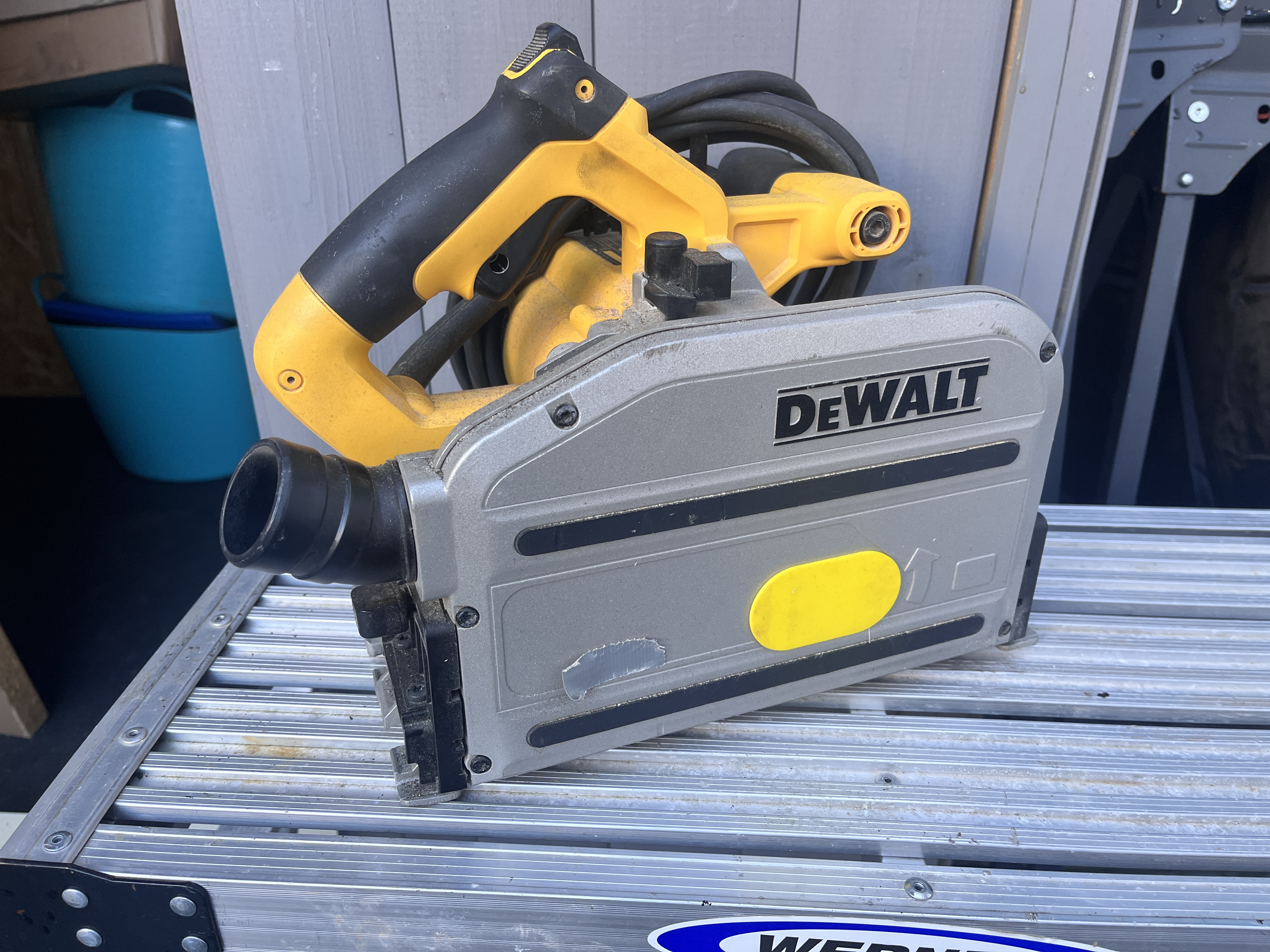 Dewalt plunge saw + guide rails – perfect for clean, professional cuts