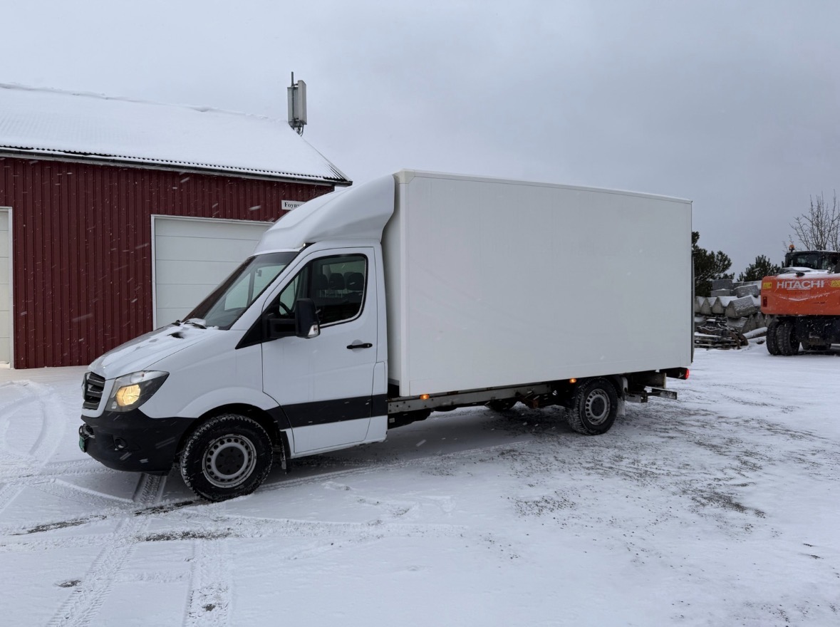 19m3 skap bil med automatgir, løftelem, 3 seter