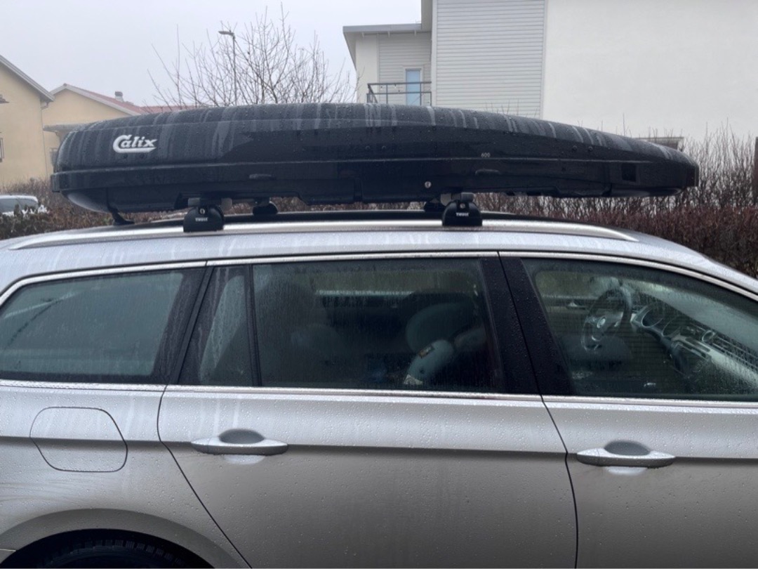 Takbox calix 600 högblank svart, med räcke för tesla model y