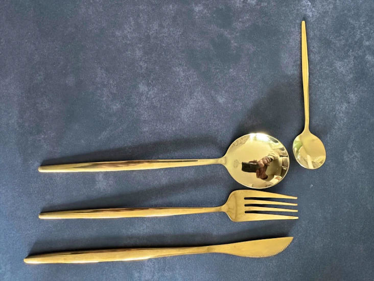 Bestickset i mässing/guld för 40 pers