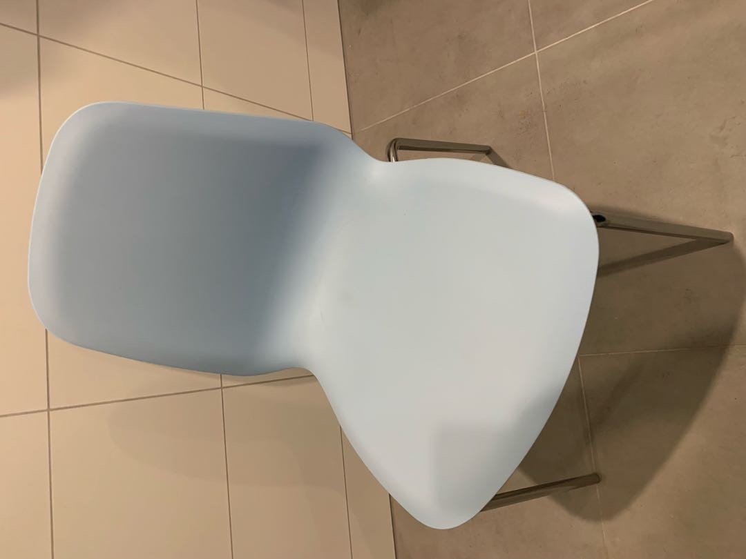 8 lyseblå spisestoler