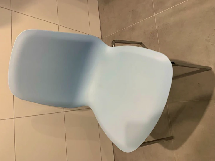 8 lyseblå spisestoler