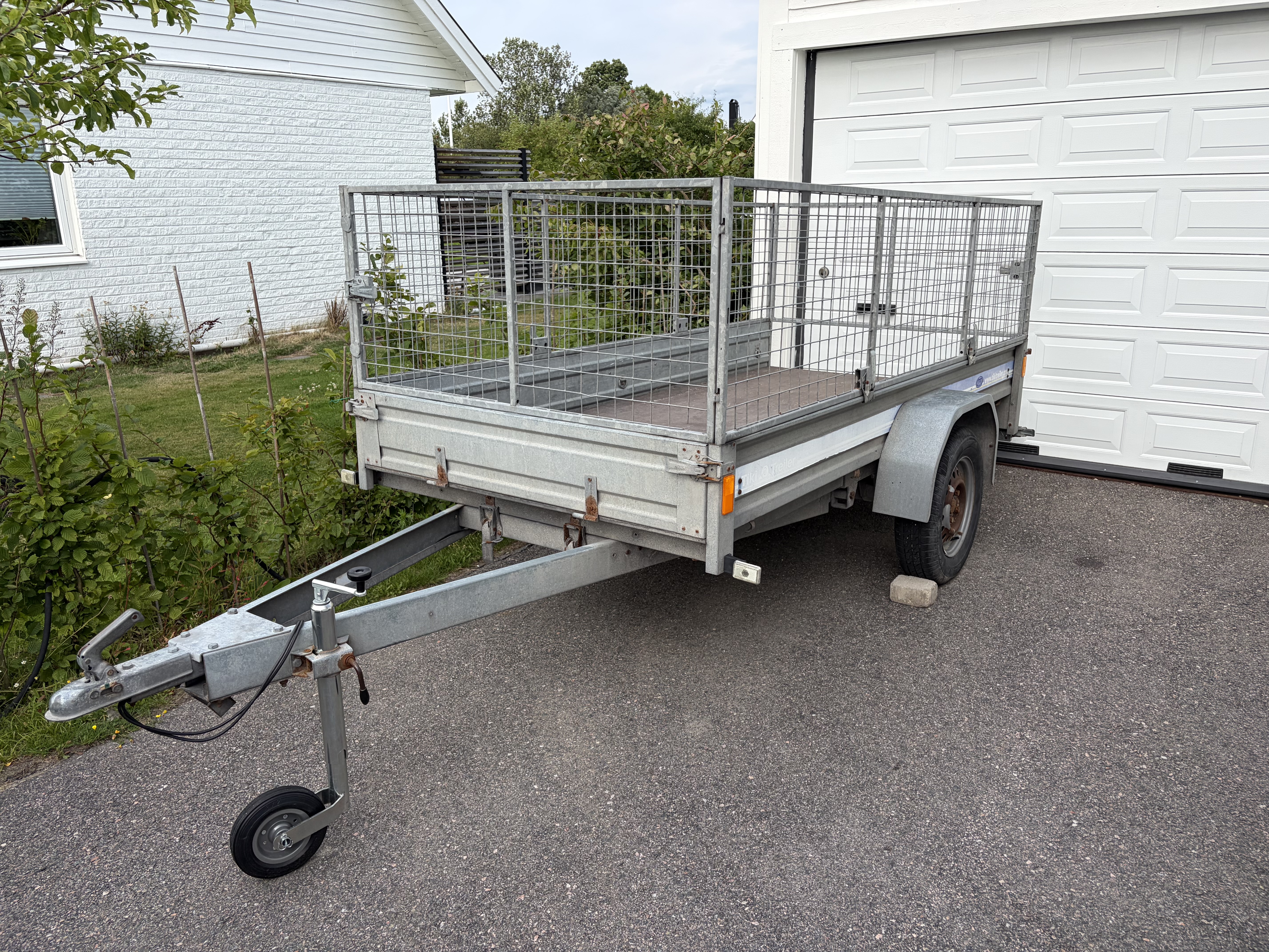 Släpvagn med galler 500 kg obromsad