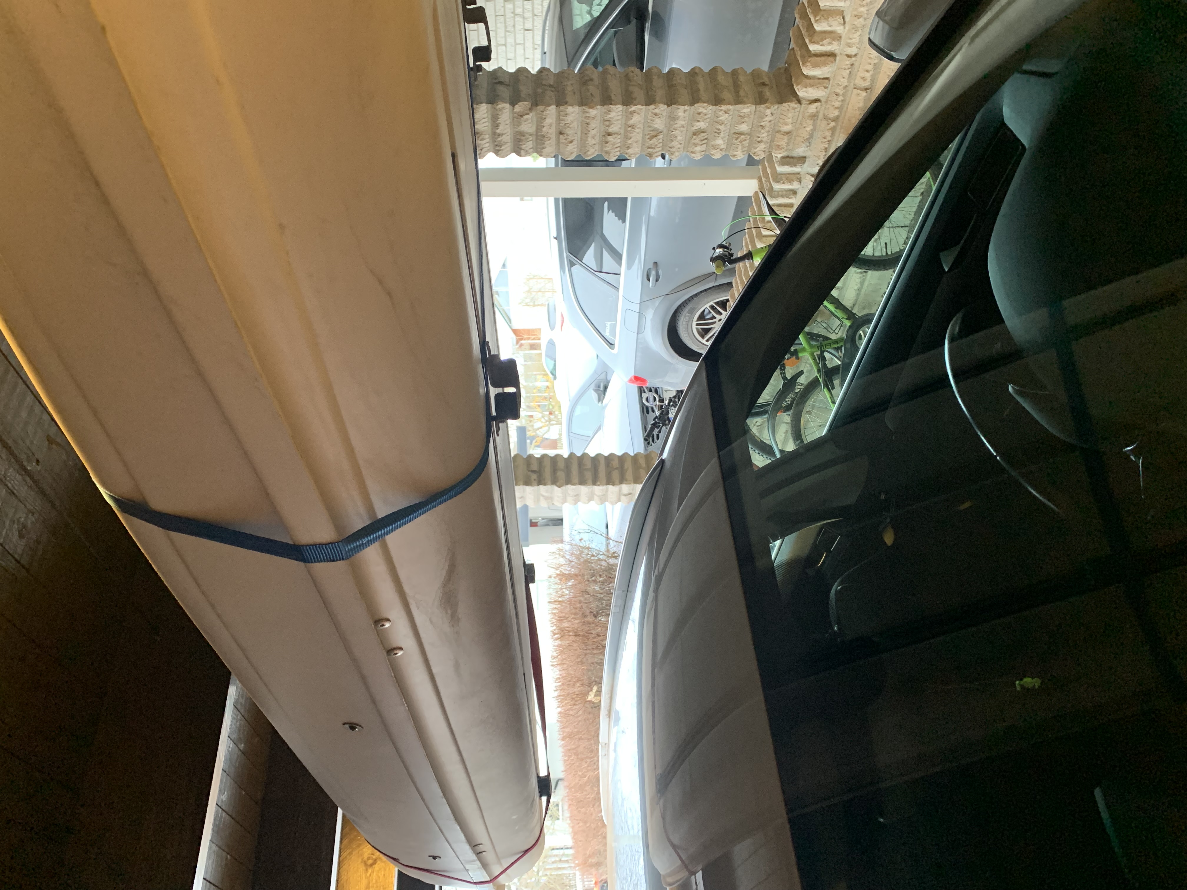 Vit takbox för ”stängda” rails inkl lastbågar 