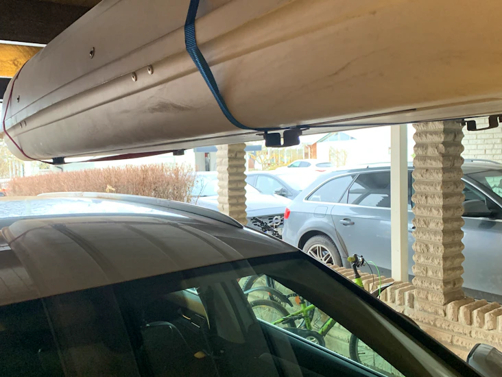 Vit takbox för ”stängda” rails inkl lastbågar