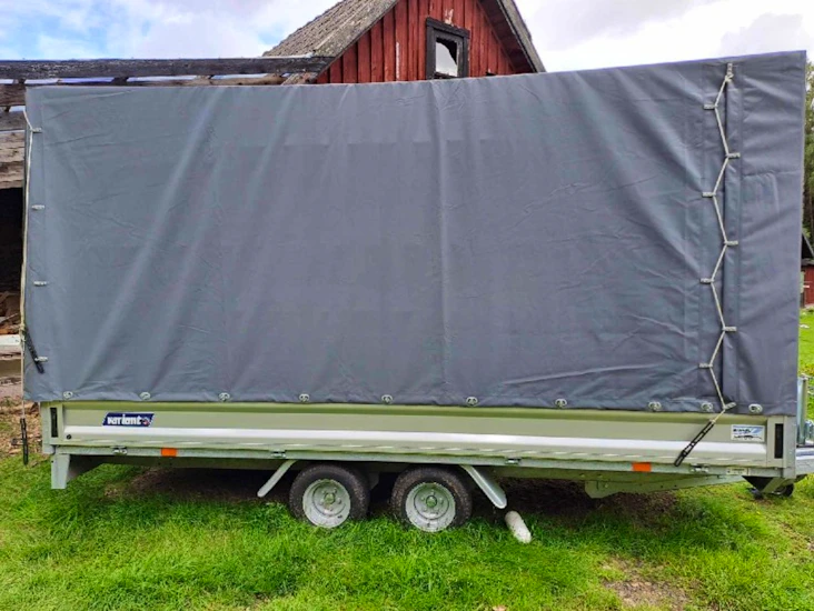 Stort släp med kåpa