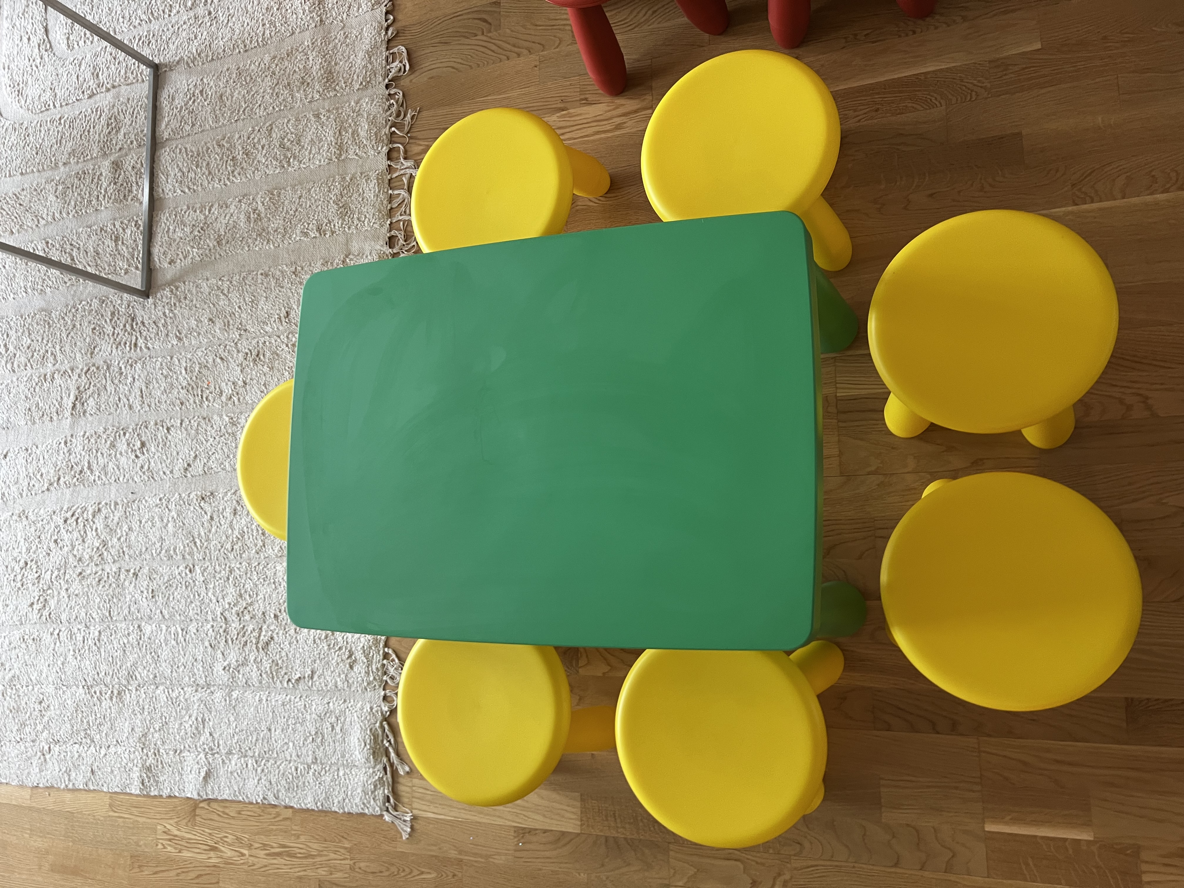 Barnbord med pallar 