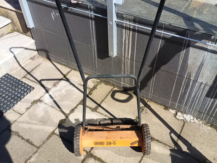 Klassisk handgräsklippare