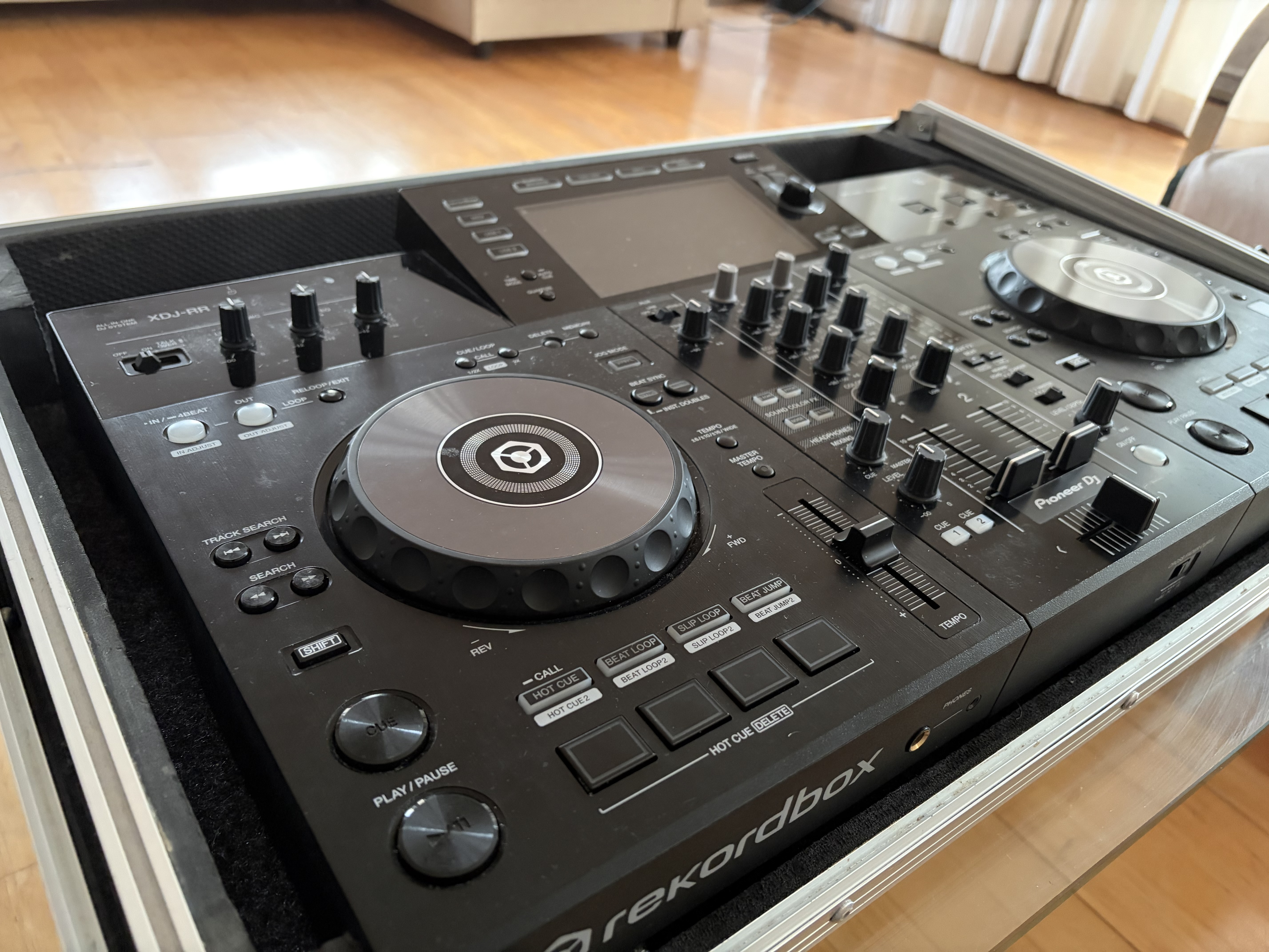 Pioneer xdj-rr all-in-one dj decks + flight case