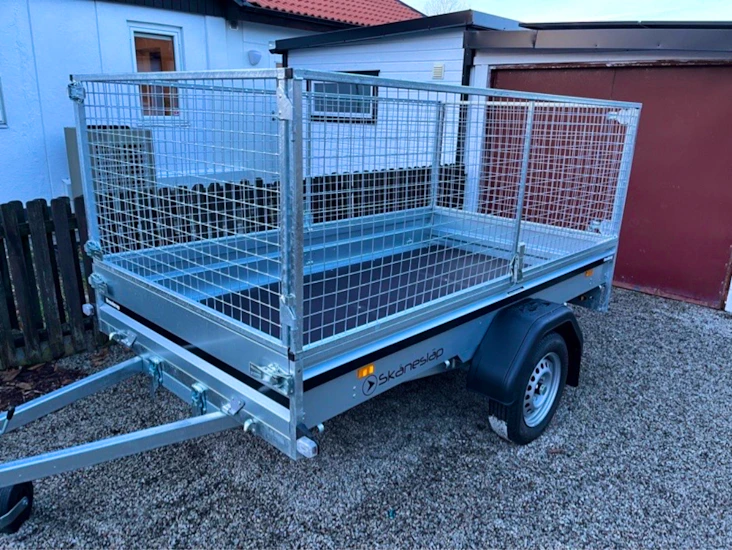 Nytt brendrups bilsläp med gallergrind