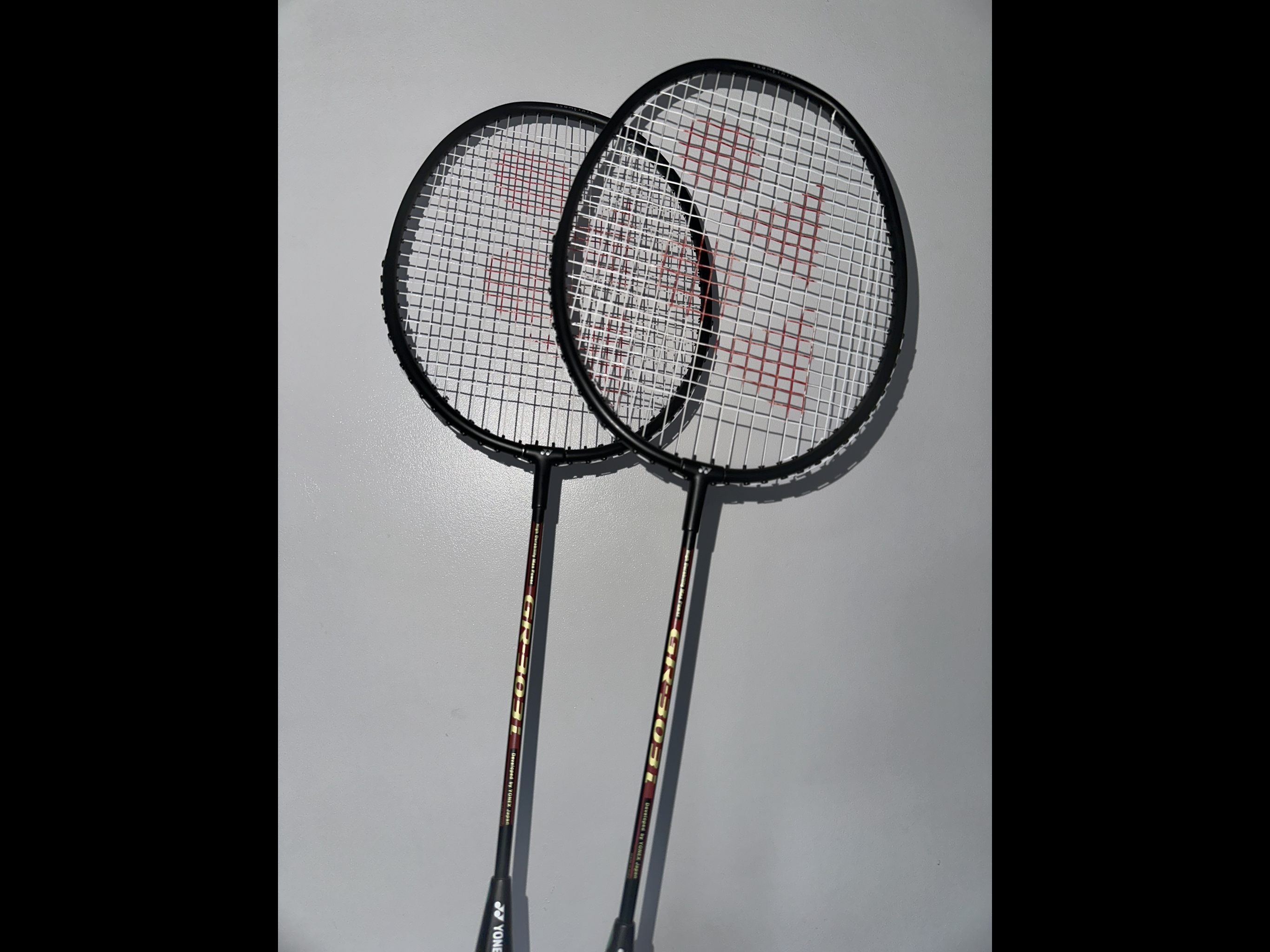 Yonex gr 303 badmintonracket set – 2 rack + covers