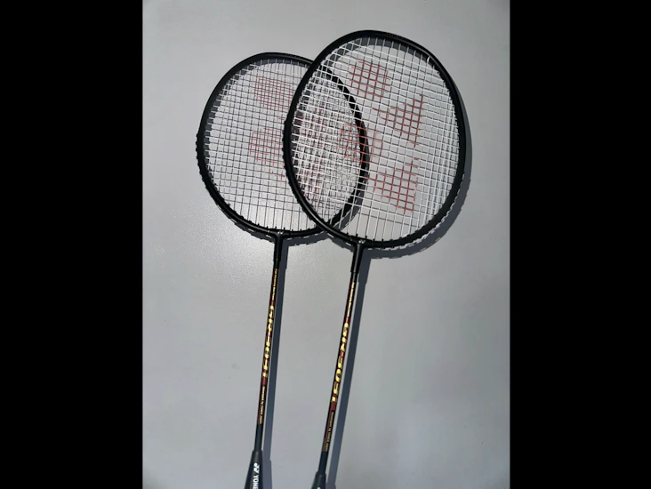 Yonex gr 303 badmintonracket set – 2 rack + covers