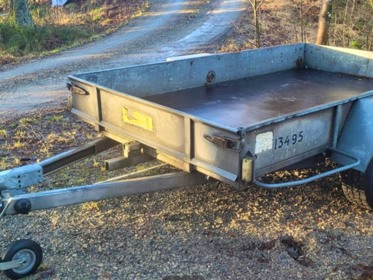 Släp med 970kg lastvikt (totalvikt 1300kg)