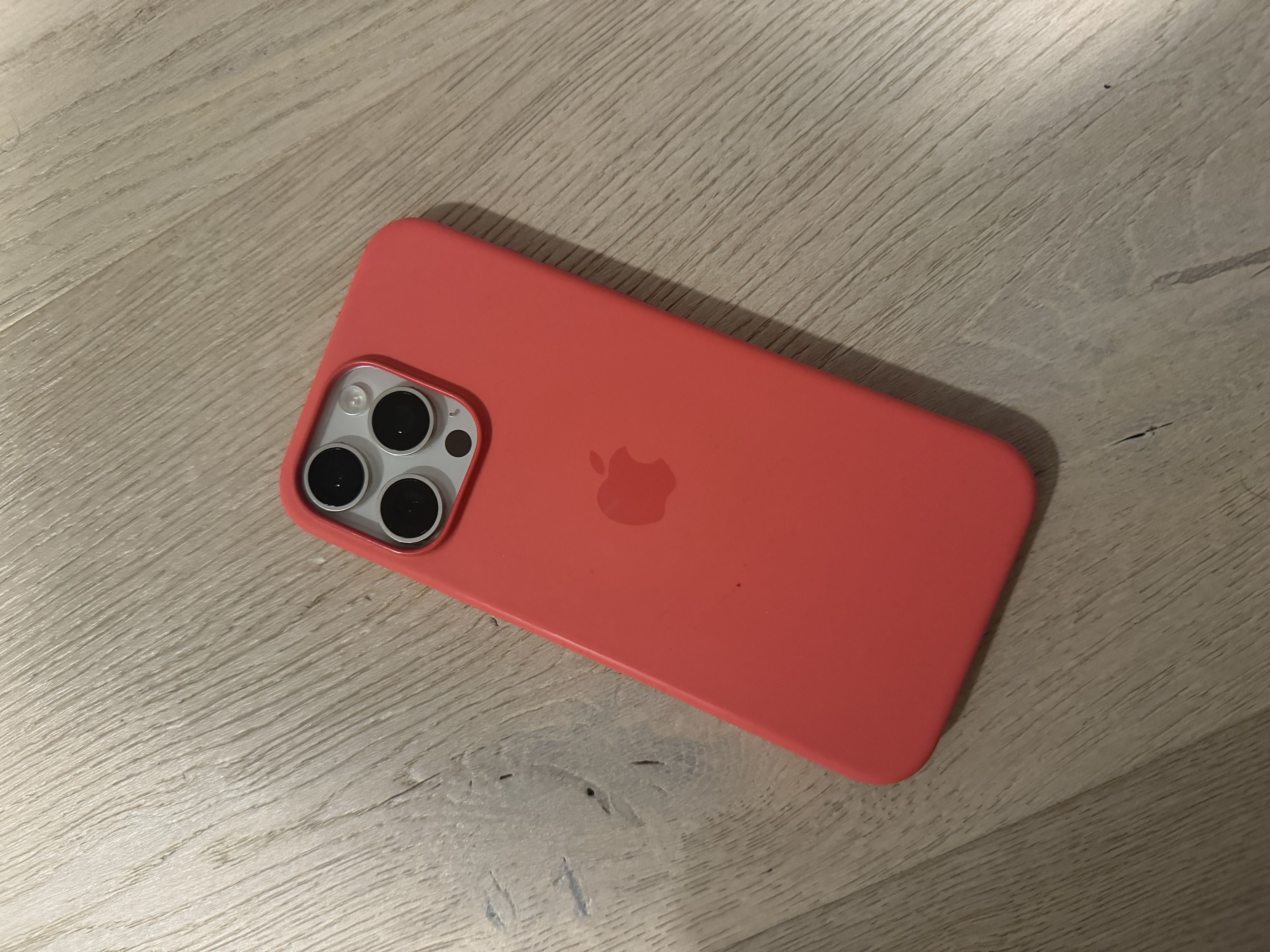 Iphone 15 pro max med deksel og skjermbeskytter til leie