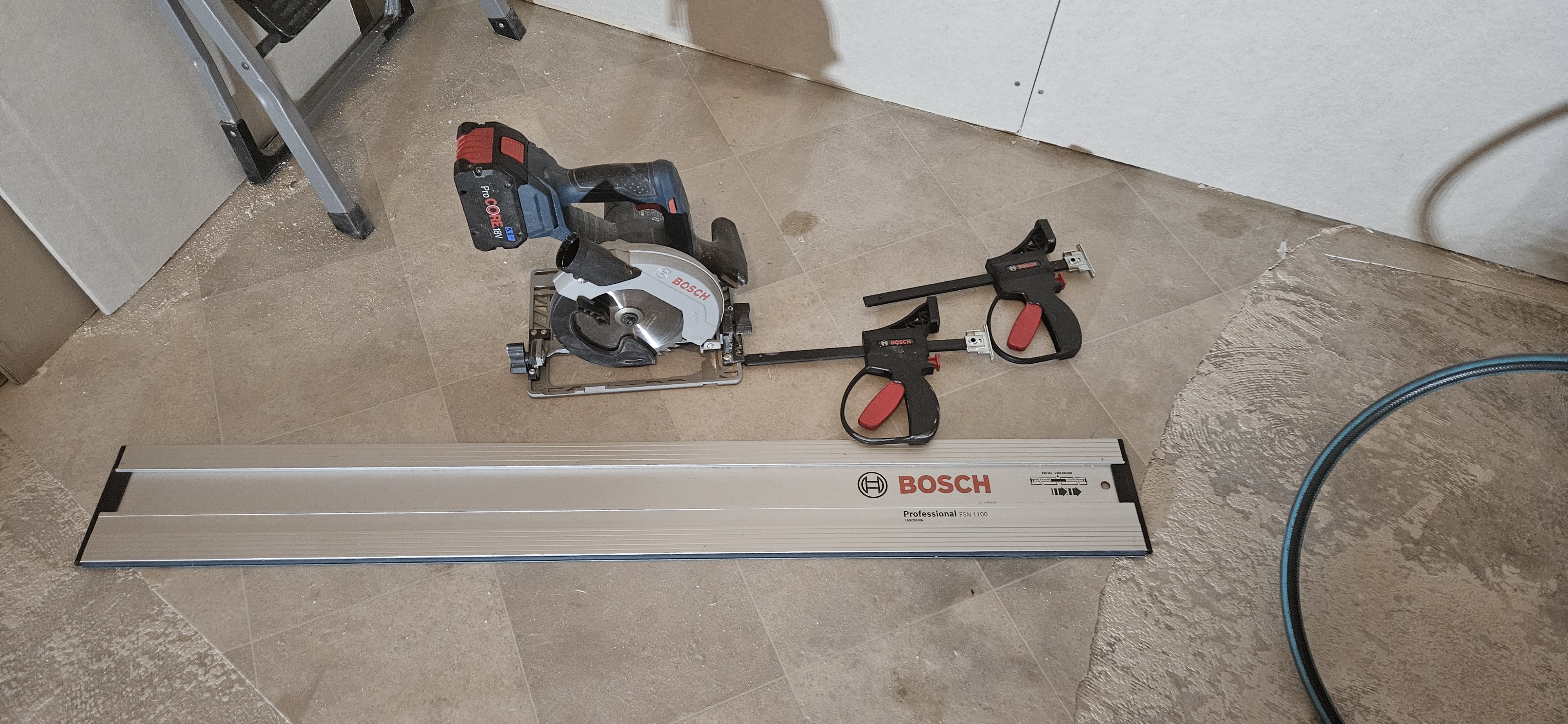 Bosch sirkelsag med skinne og to tvinger 