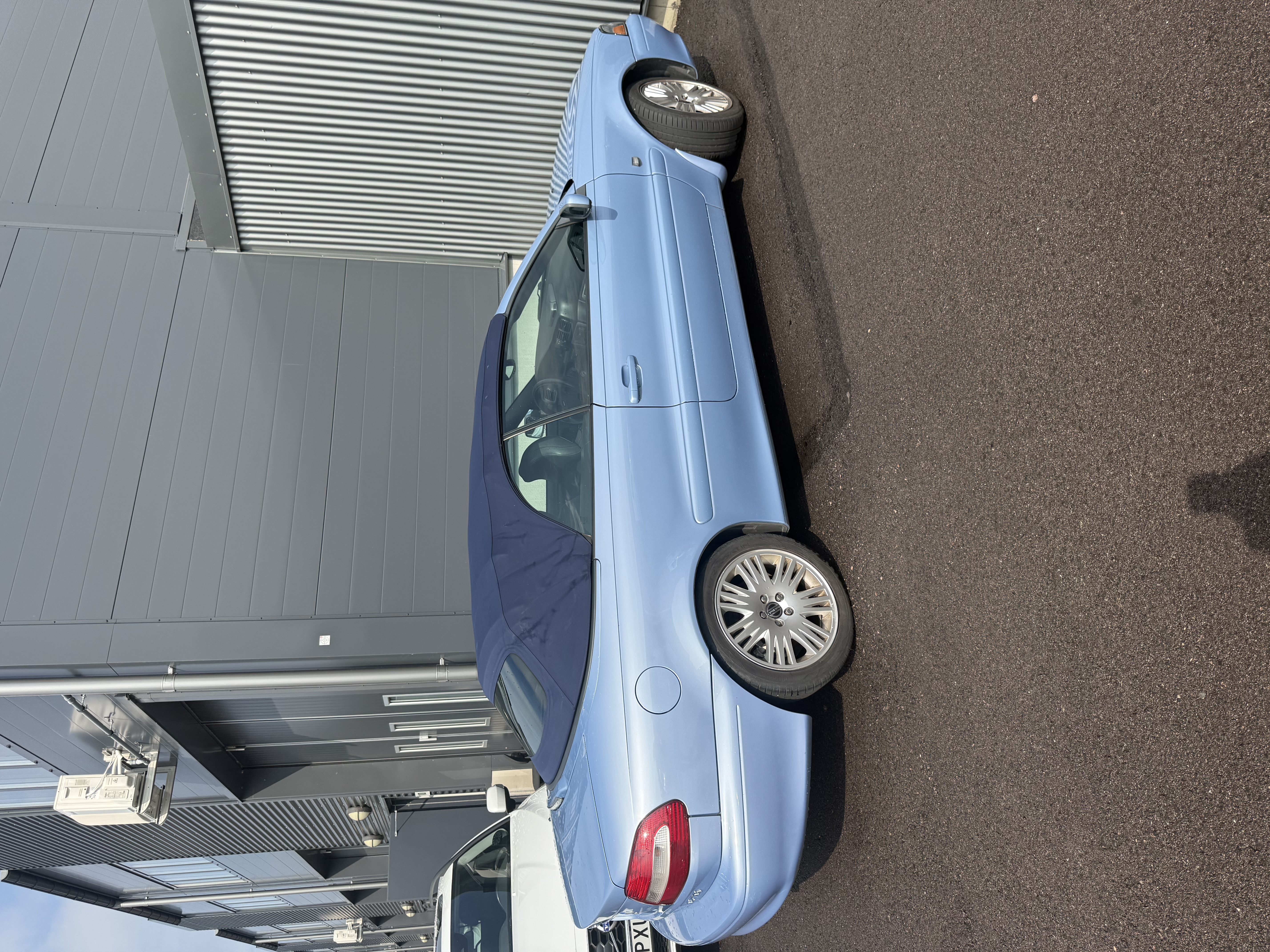 Volvo c70 cabriolet 2004 – njut av sommaren med taket nere! ☀️