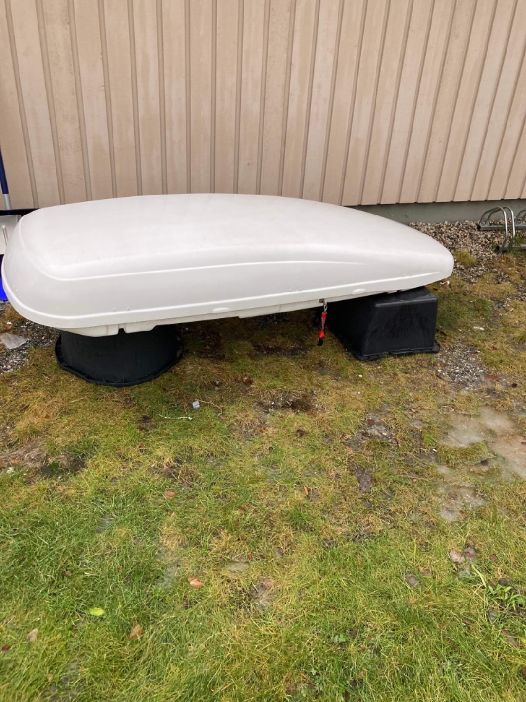 Takbox med räcken.