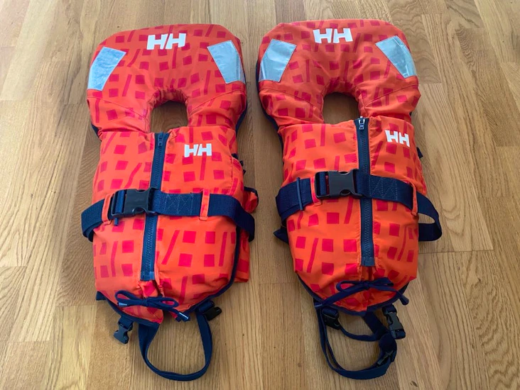 Två flytvästar 20-35 kg