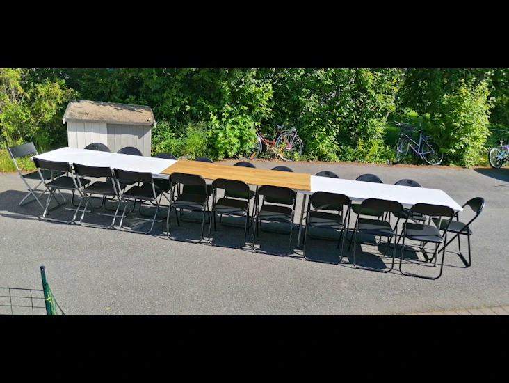 20 klappstolar med 2 fällbord och skiva