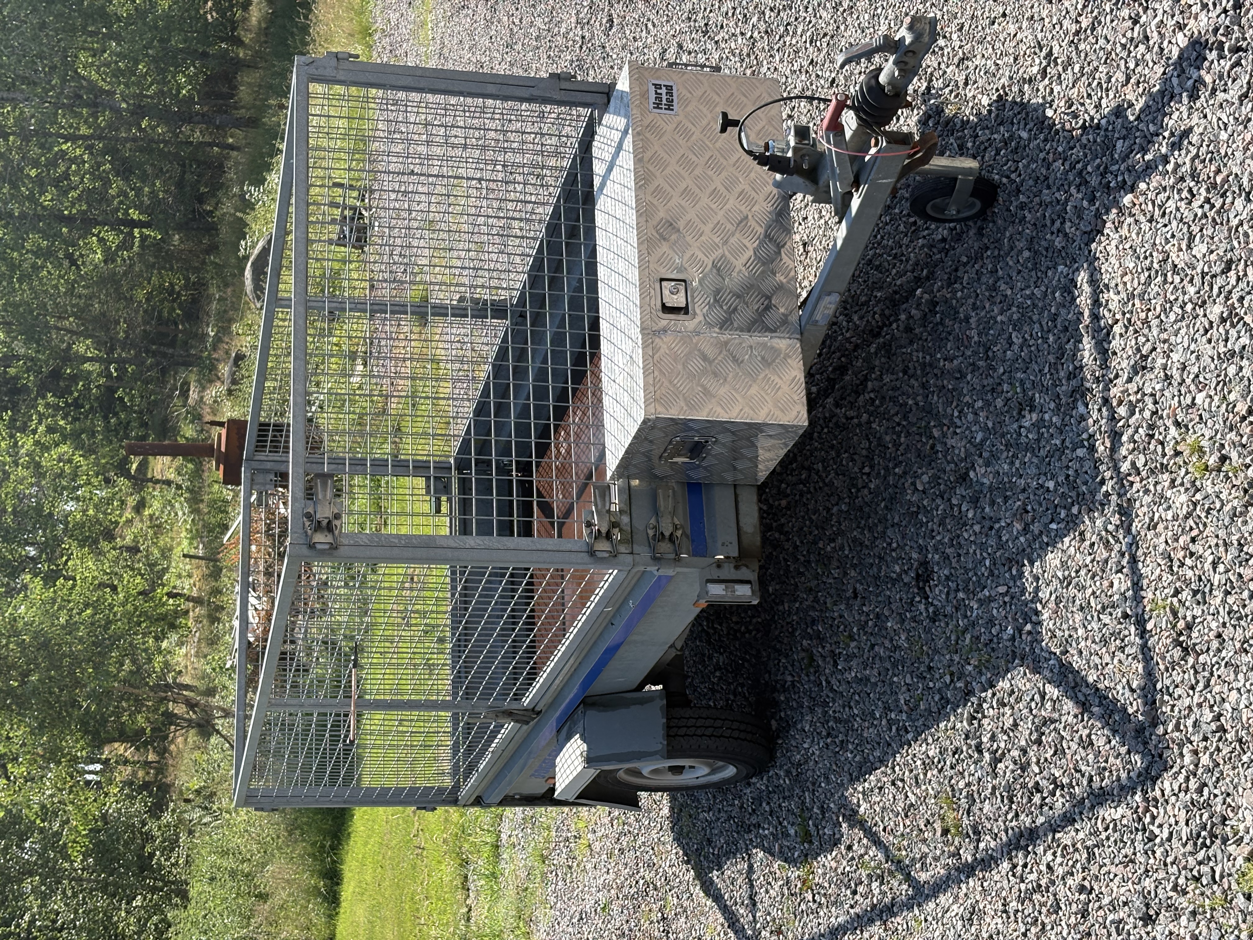 Fogelsta 750kg bromsat släp med gallergrindar 