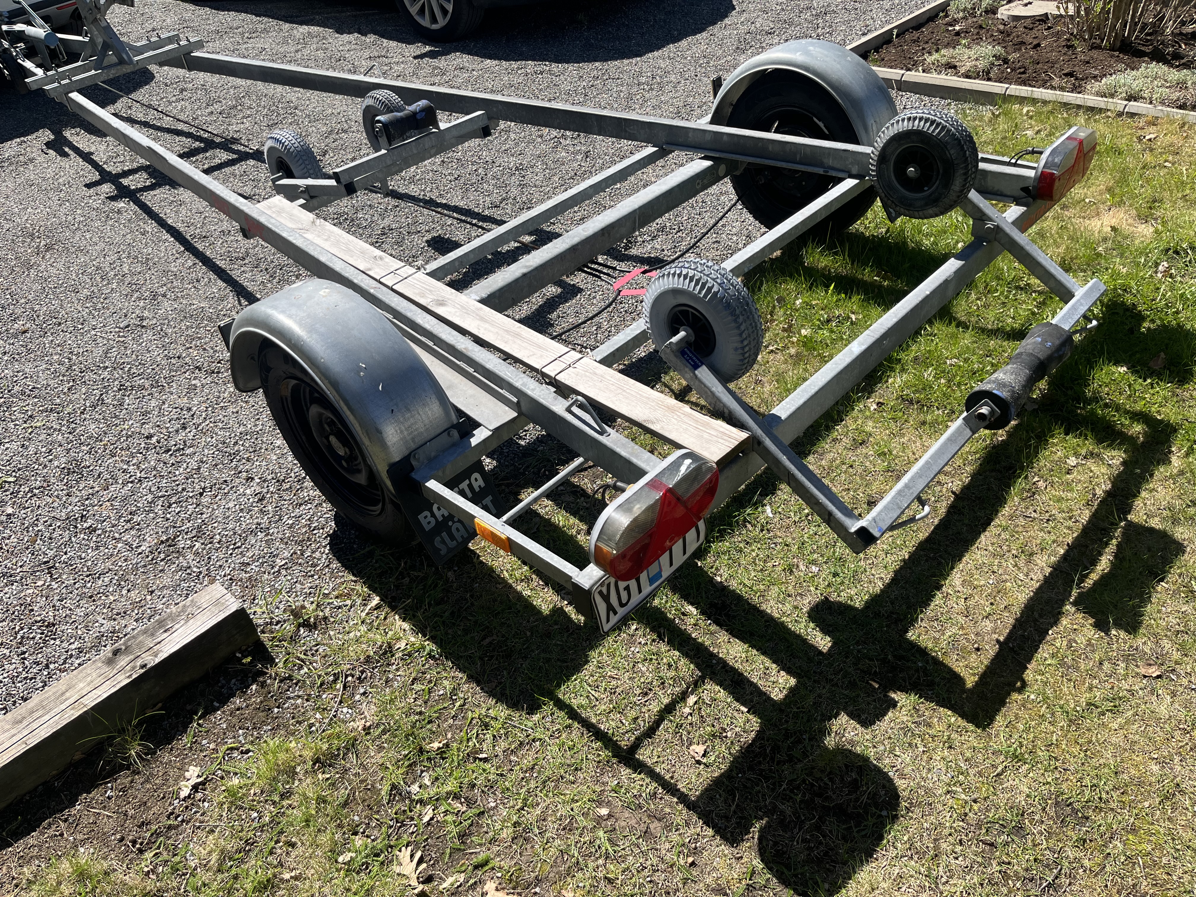 Båttrailer 1000 kg bålsta släpet maxlast 750kg 80 km/h självjusterande sidostöd 