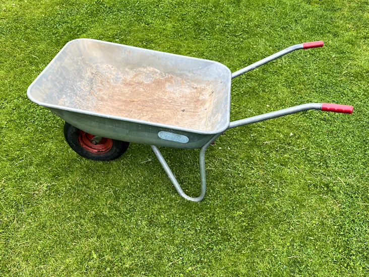 Trillebår fra ginge med metallbalje til leige