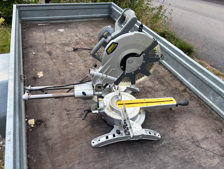 Uthyrning: meec tools kap-/gersåg 2350 w – kraftfull & enkel att använda