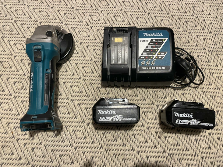 Makita 18v angle grinder – includes 2 batteries & charger