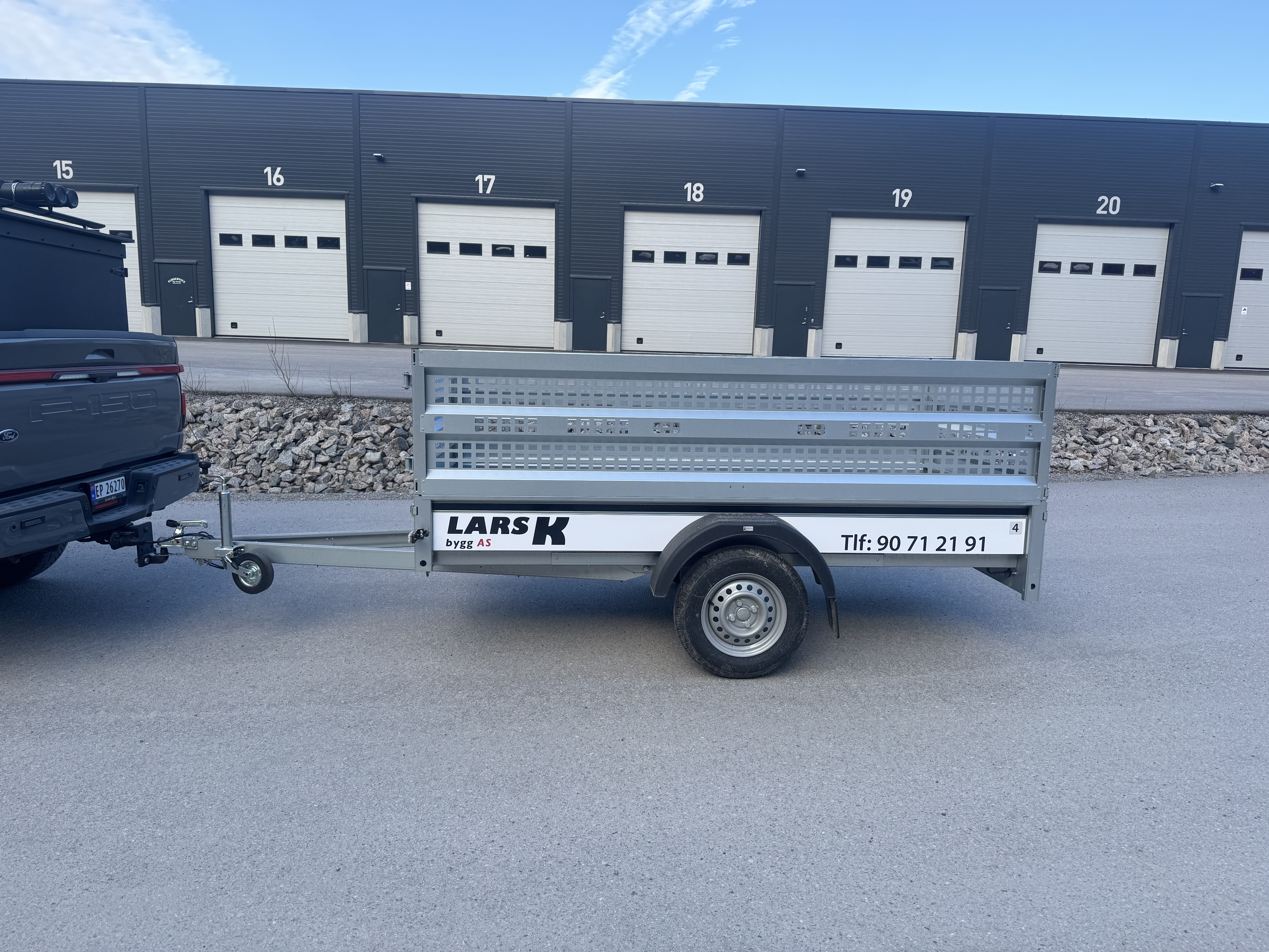 Respo stor grindhenger med tipp - perfekt til hageavfall, flytting og oppussing - henger nr 4 og 5. 