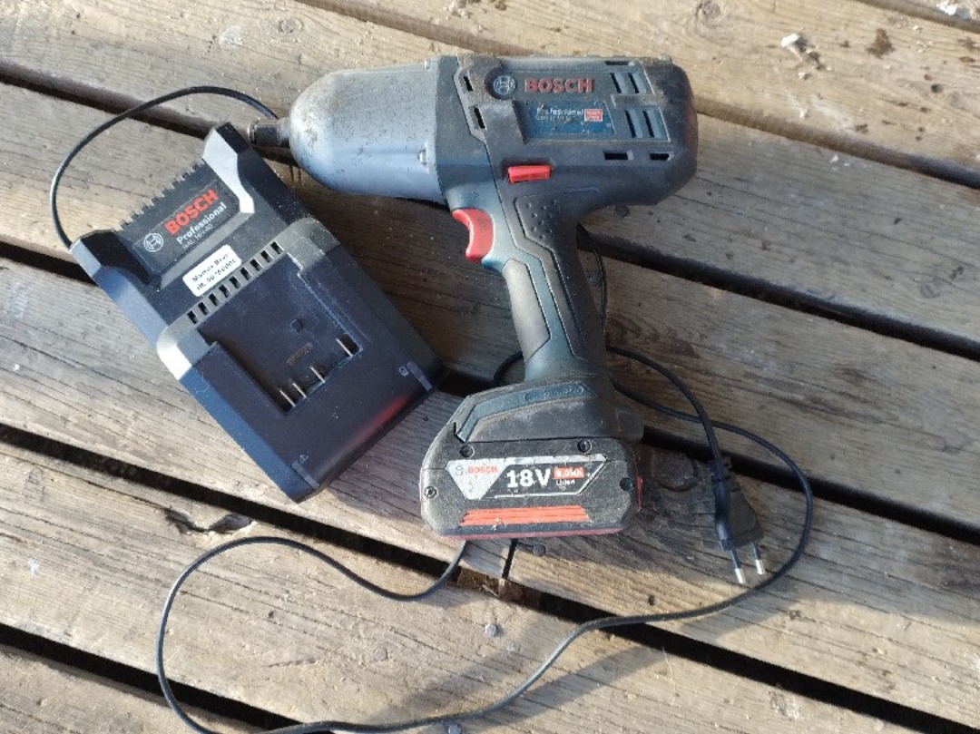 Bosch muttertrekker med batteri og lader