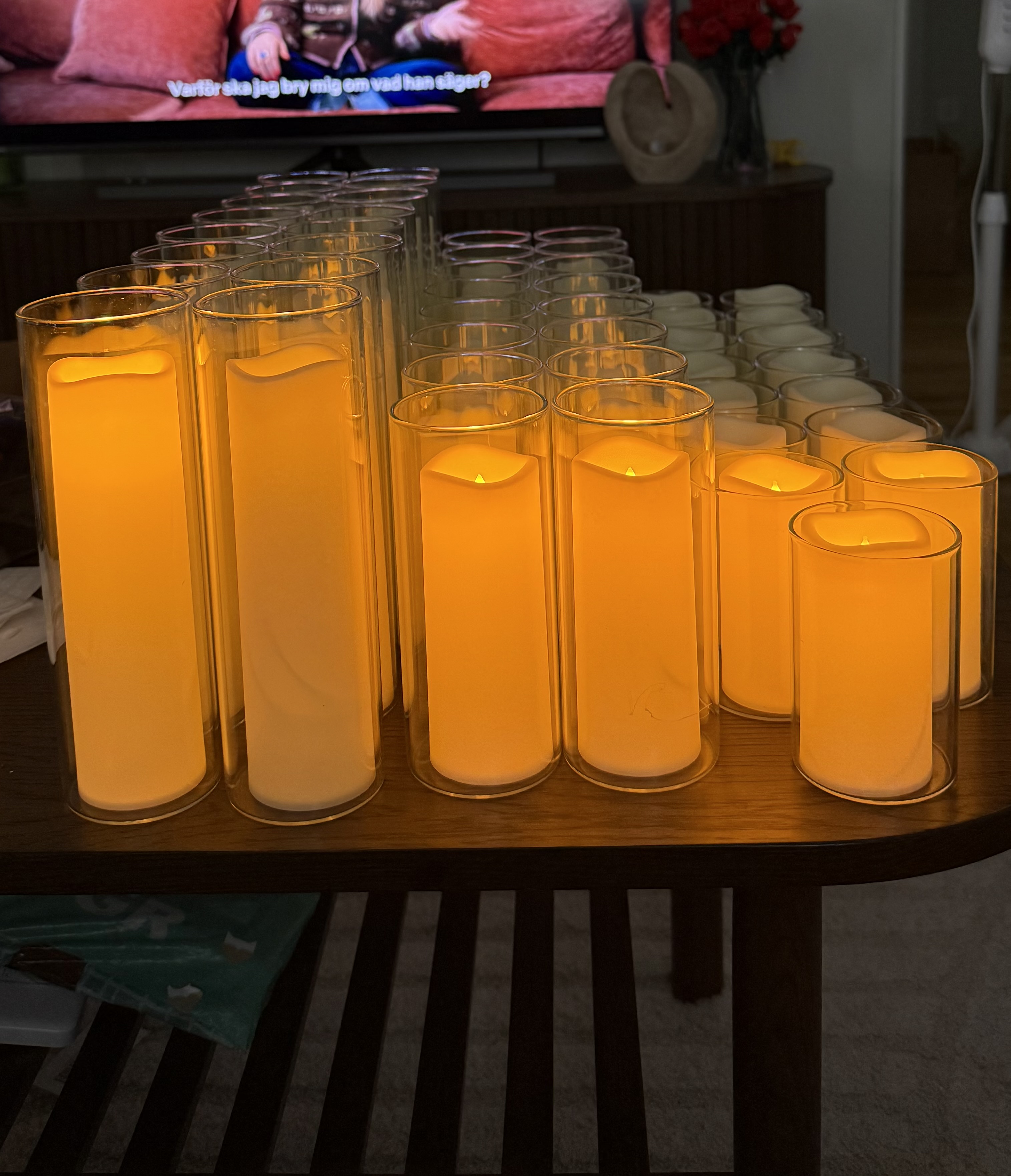 47 ledljus med tillhörande cylindervas