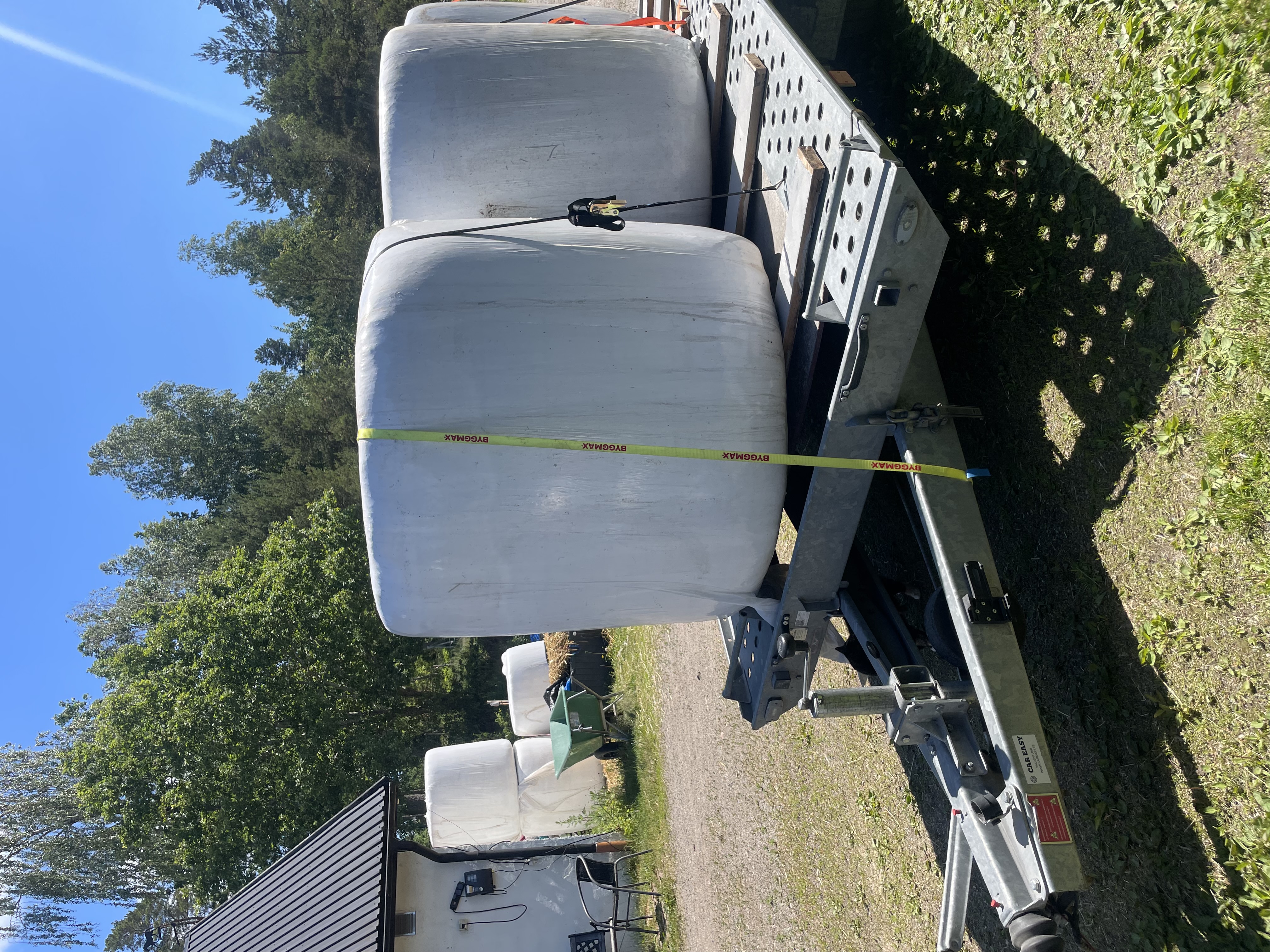 Släp för höbalar bilsläp lastar 2140kg totalvikt 2700kg