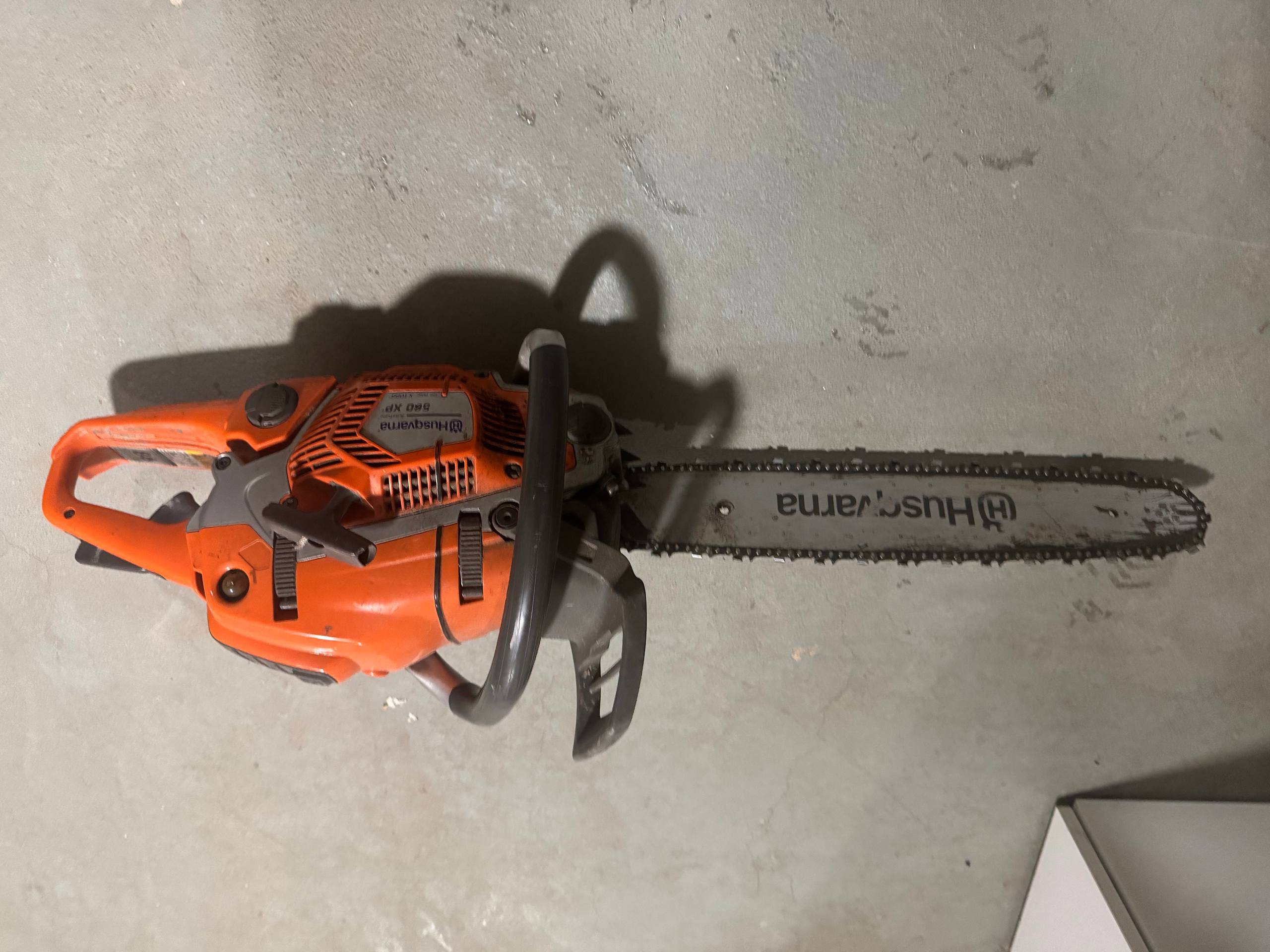 Kraftfull husqvarna 560 xp – proffssåg för fällning och skogsarbete