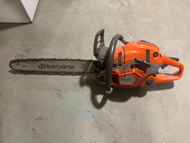 Kraftfull husqvarna 560 xp – proffssåg för fällning och skogsarbete