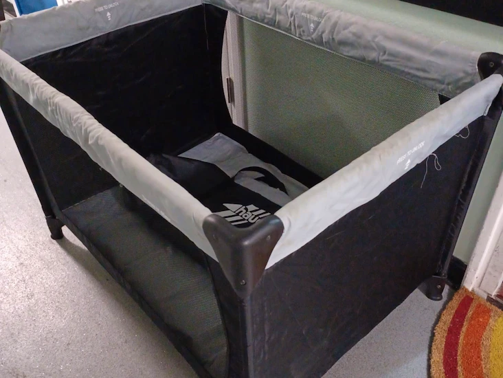 Hauck dream n play travel cot playpen