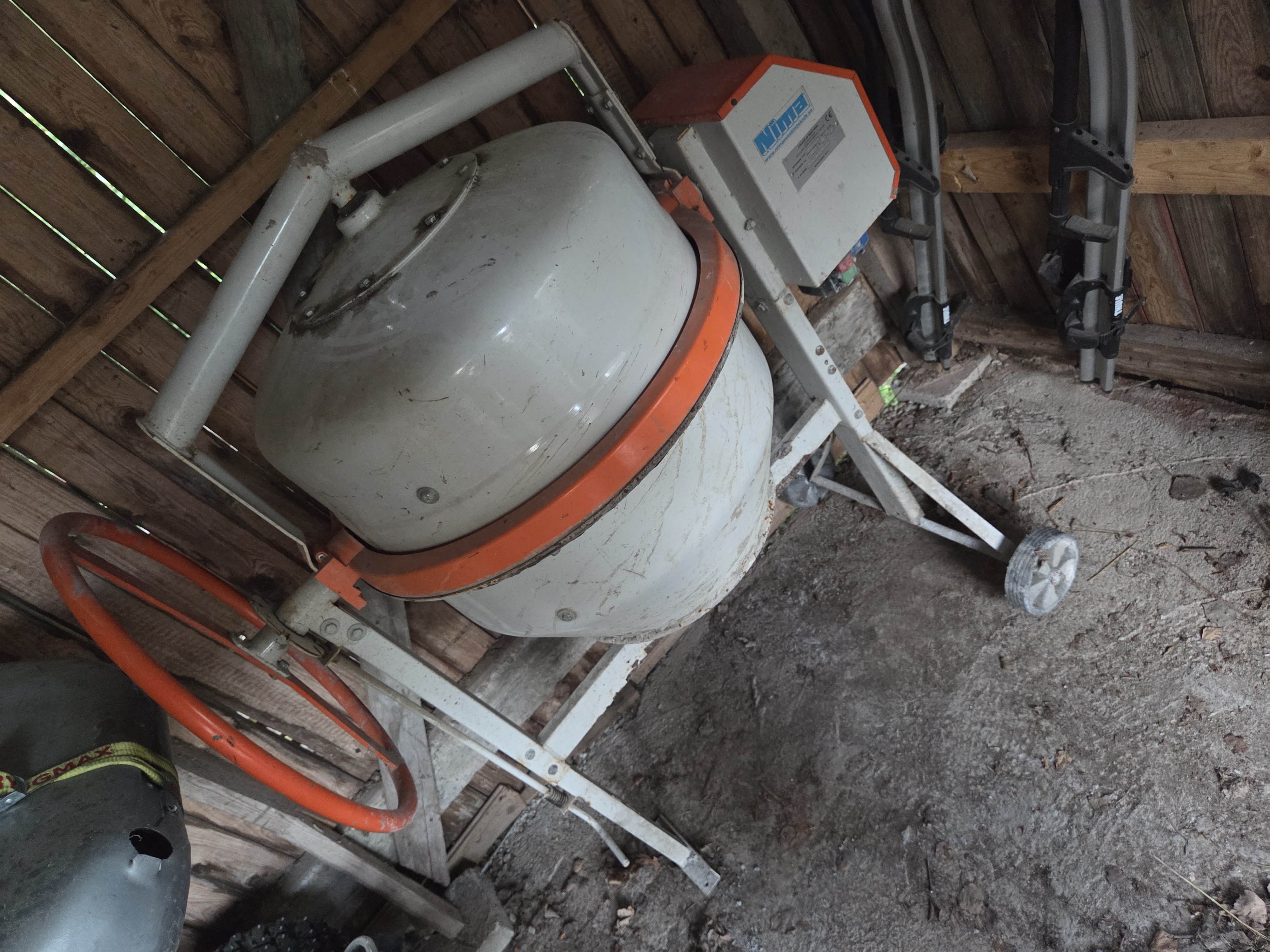 Betongblandare tombola och betongvibrator