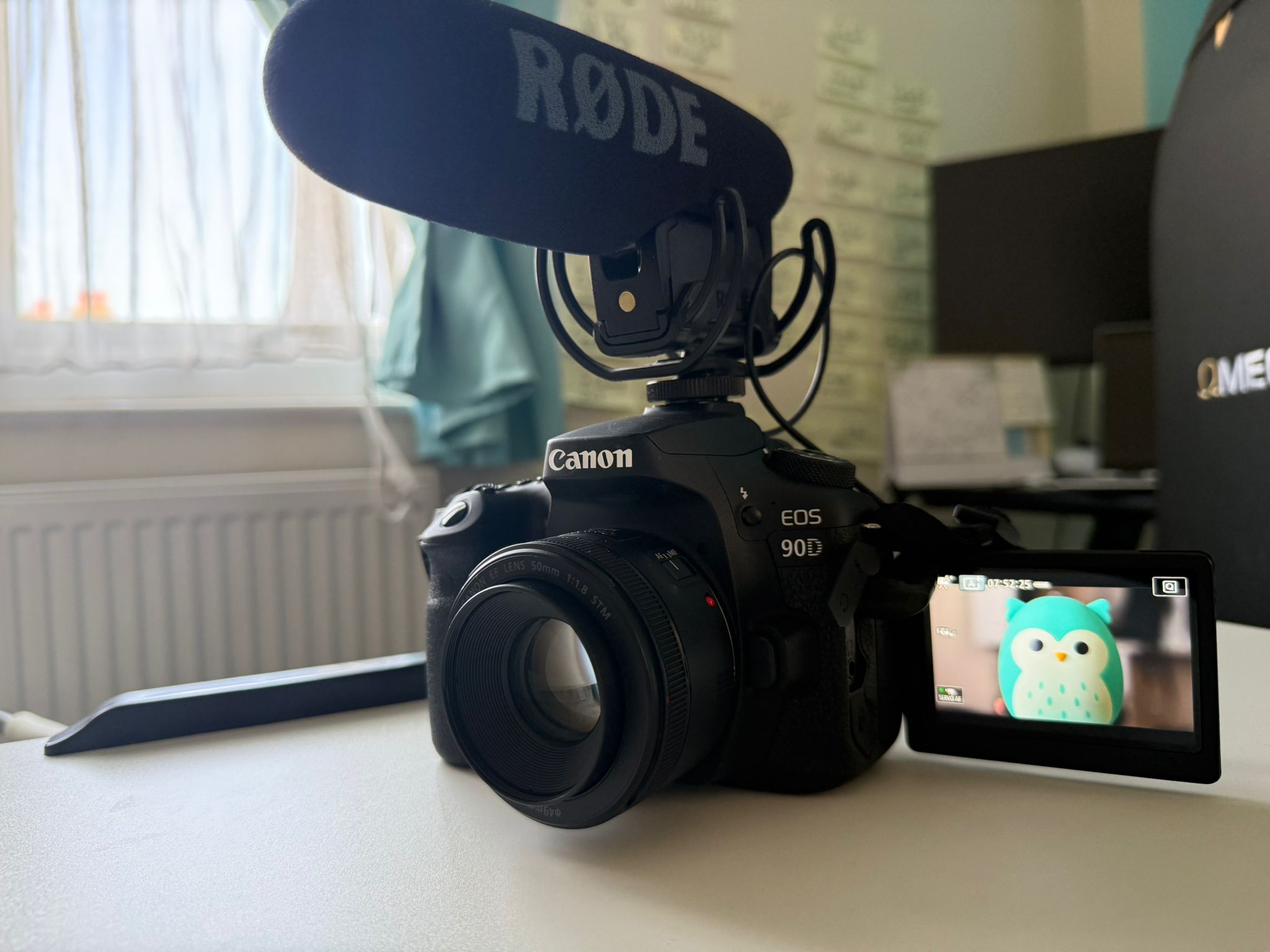 Canon eos 90d kit with røde pro microphone, ef 50mm f/1.8 stm + bonus 18-55mm lens full kit - perfect for professional video shoots with high quality audio and photos [london uk] (base and strap + 2 lens + sd card reader + battery + charge dock + 128 gb memory + camera bag)