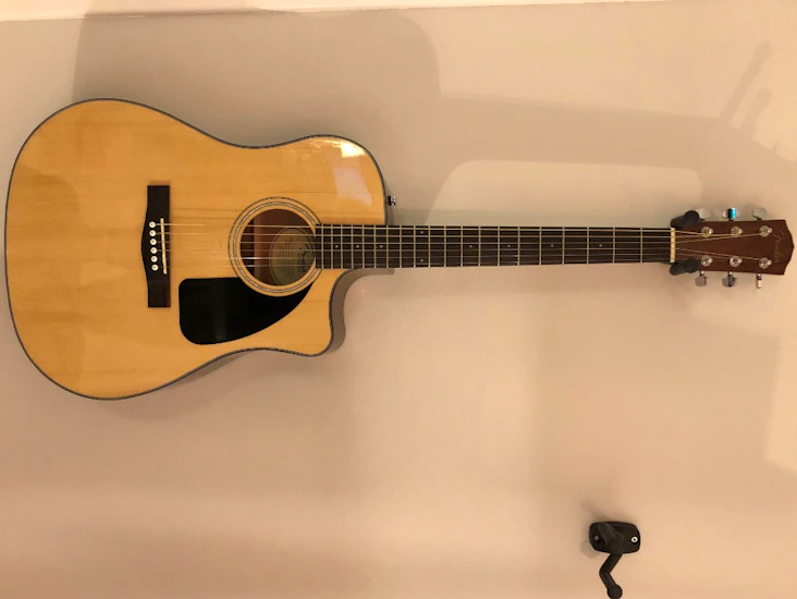 Fender halvaskustisk kassegitar.